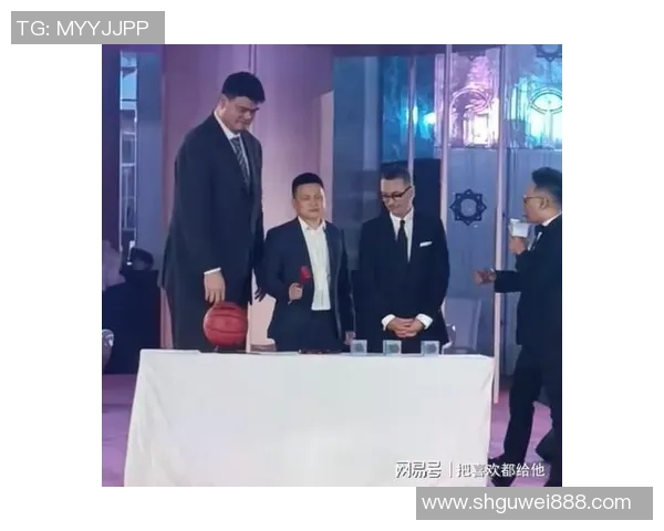 姚明与球迷亲密互动席地合影展现温暖瞬间与篮球情怀